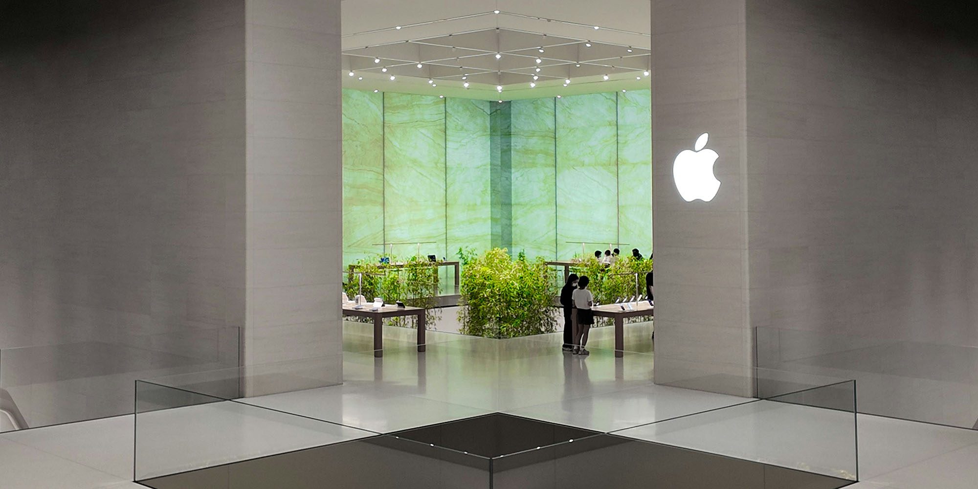 Apple's higher pricing poll | Photo shows an Apple store in Macao